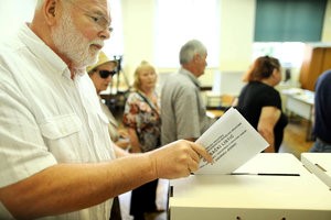 © Reuters. Los croatas acuden a las urnas en elecciones anticipadas