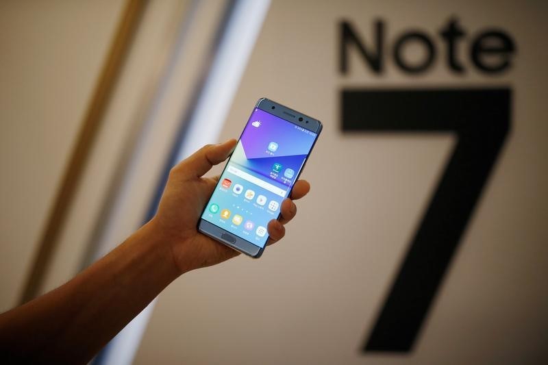 © Reuters. A model poses for photographs with a Galaxy Note 7 new smartphone during its launching ceremony in Seoul