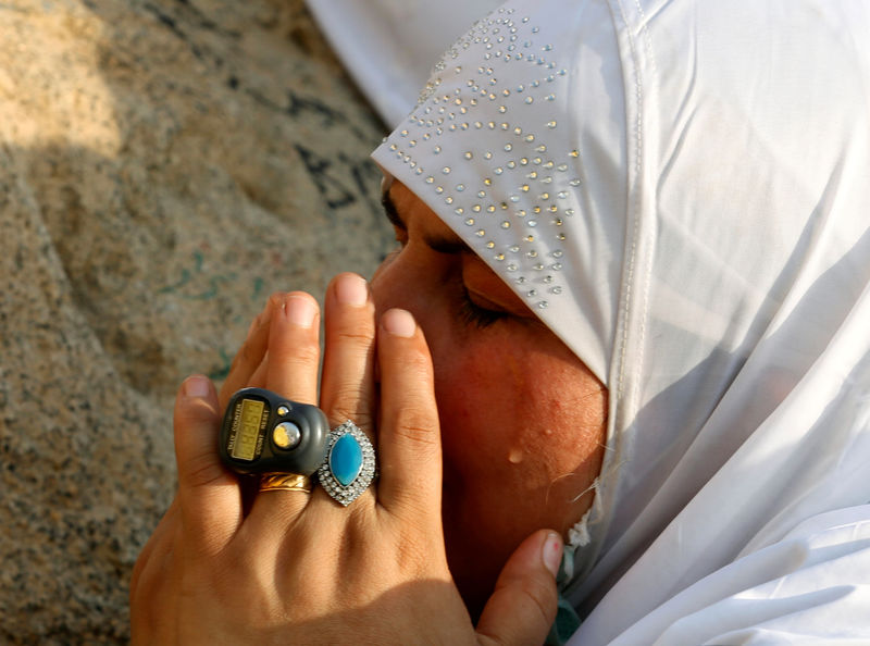 © Reuters. Muslim pilgrim prays on Mount Mercy on the plains of Arafat during the annual haj pilgrimage, outside the holy city of Mecca