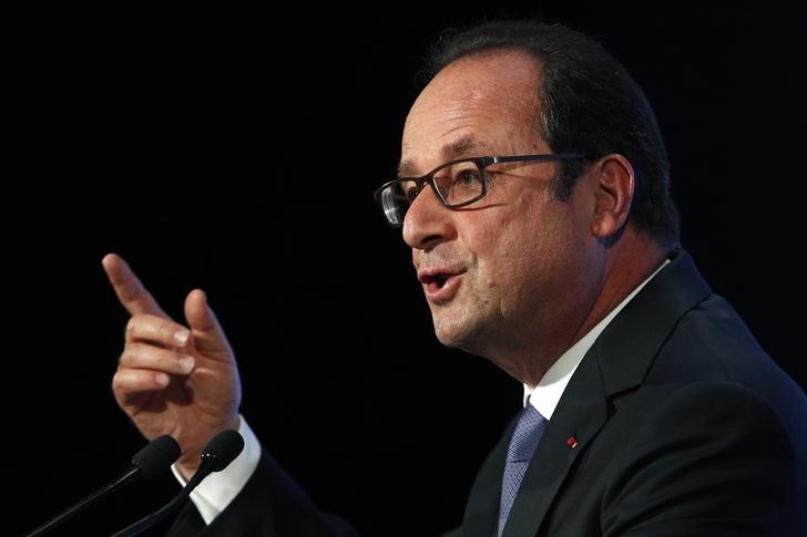 © Reuters. French President Francois Hollande delivers his speech on democracy and terrorism in Paris