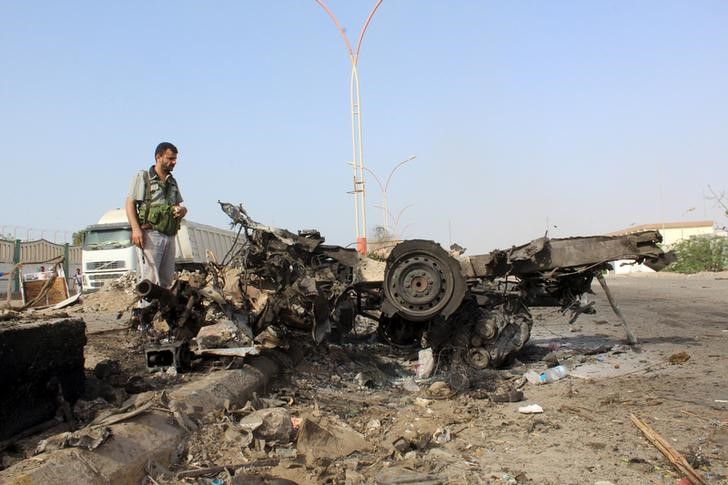 © Reuters. مسؤول: مقتل 7 من الشرطة في هجوم انتحاري بمسقط رأس الرئيس اليمني