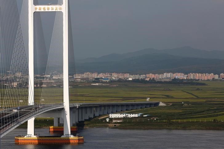 © Reuters. جسر غير مكتمل شاهد على فشل جهود الصين مع كوريا الشمالية