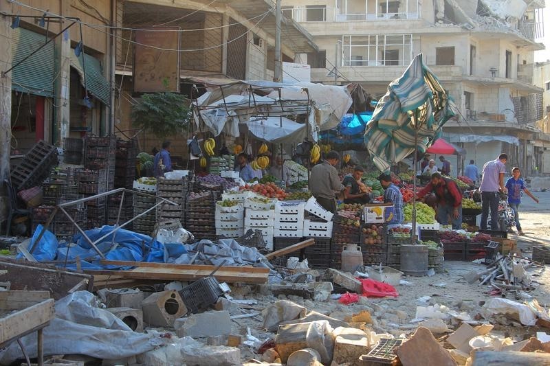 © Reuters. En la imagen, un mercado de la ciudad siria de Islib después de unos ataques aéreos.