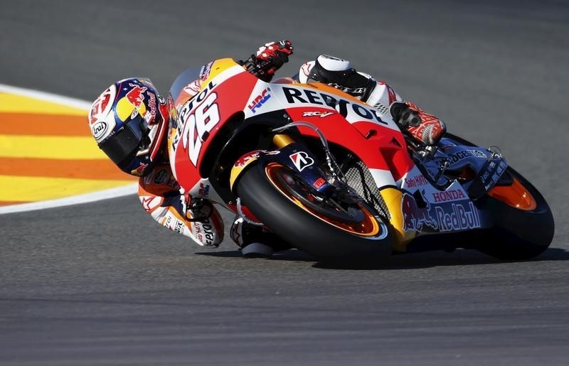 © Reuters. Pedrosa se impone a Rossi en Misano