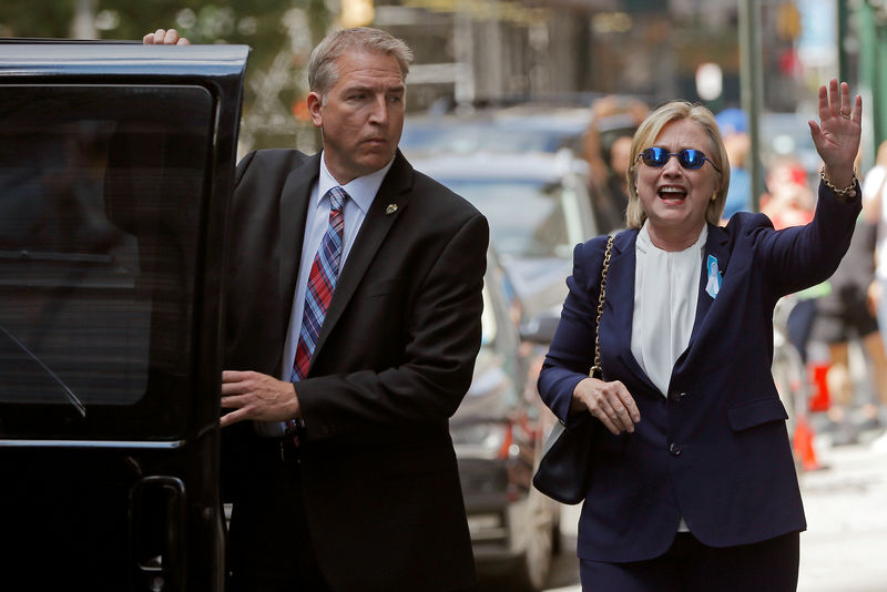 © Reuters. U.S. Democratic presidential candidate Hillary Clinton leaves her daughter Chelsea's home in New York