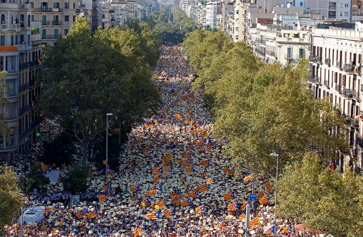 © Reuters. مئات الآلاف في قطالونيا يشاركون في مسيرة تطالب بالاستقلال عن اسبانيا