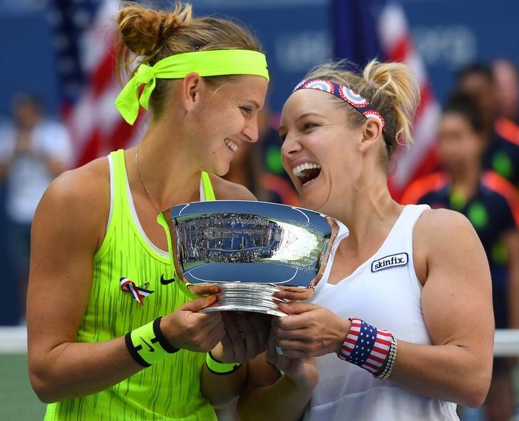 © Reuters. ماتيك ساندز وسفاروفا تتوجان بلقب زوجي السيدات ببطولة أمريكا المفتوحة
