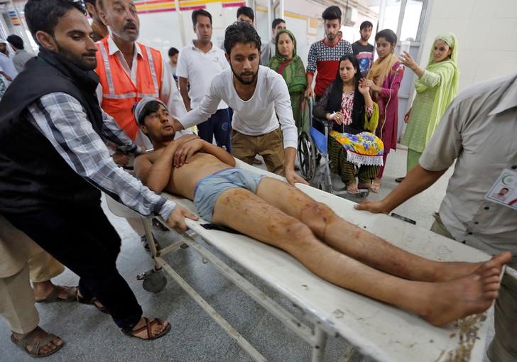 © Reuters. مقتل رجل شرطة وسبعة مسلحين في اشتباكات بكشمير الهندية