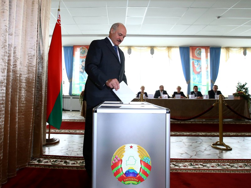 © Reuters. Belarussian President Lukashenko casts his ballot during a parliamentary election at a polling station in Minsk