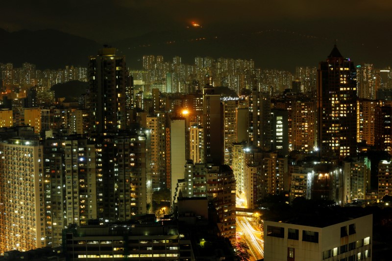 © Reuters. Residential buildings are seen in Hong Kong