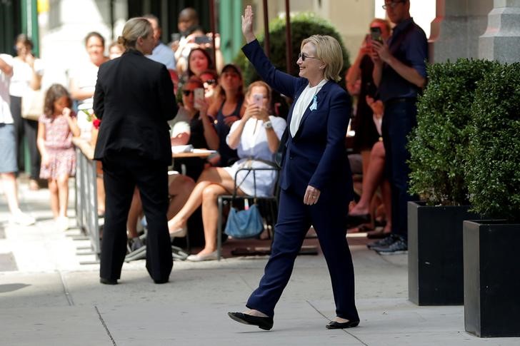© Reuters. La candidata demócrata a la presidencia de Estados Unidos, Hillary Clinton, sale de la casa de su hija de Chelsea en Nueva York tras sufrir un problema de salud