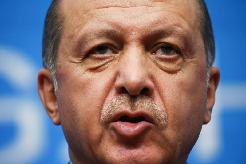 © Reuters. إردوغان يقول إن لدى تركيا دليلا على أن رؤساء البلديات المعزولين دعموا المسلحين الأكراد