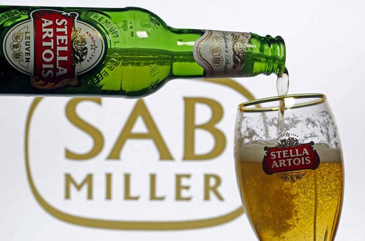 © Reuters. Beer flows from a bottle of Stella Artois into a glass in this picture illustration taken in Sarajevo