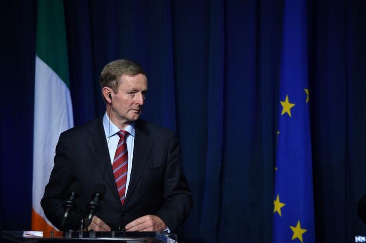 © Reuters. Irish Prime Minister Enda Kenny speaks at a press conference at Government Buildings in Dublin