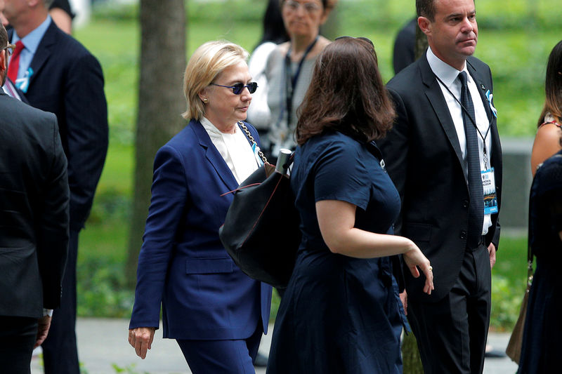 © Reuters. El episodio de neumonía de Clinton aumenta la preocupación Demócrata