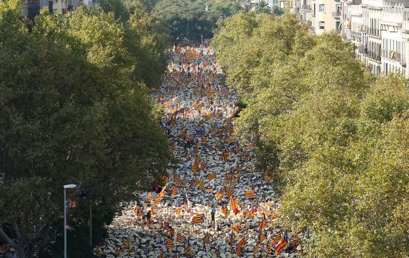 © Reuters. El presidente catalán dice que sólo convocará un referéndum si es vinculante
