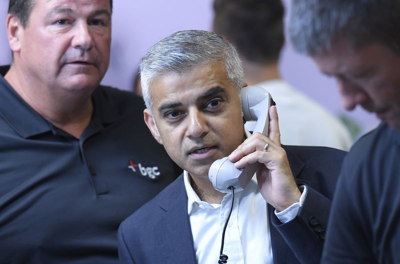 © Reuters. London mayor Sadiq Khan reacts as dealers work on a trading floor during a charity day at BGC Partners in the Canary Wharf business district in London, Britain