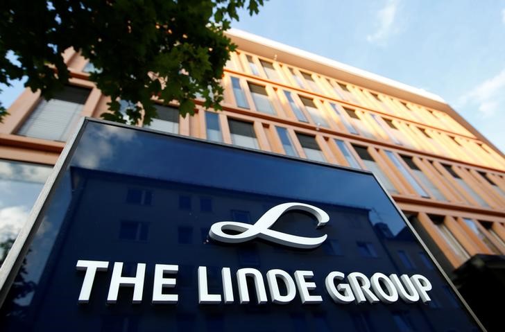 © Reuters. Linde Group headquarters is pictured in Munich