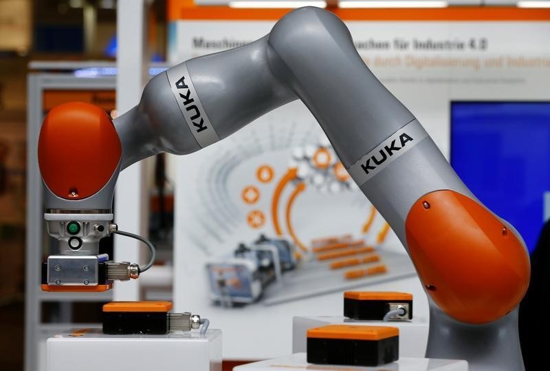 © Reuters. A robot arm of German industrial robot maker Kuka is pictured at the Hannover Fair in Hanover