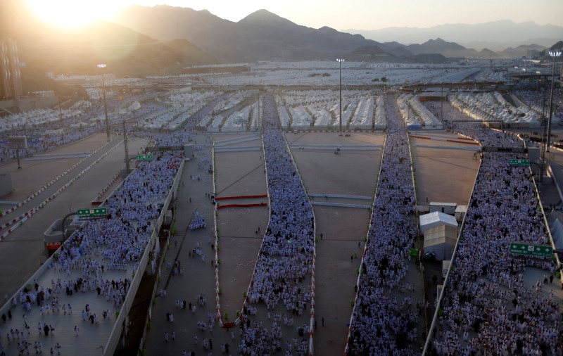 © Reuters. Peregrinos musulmanes inician rito que causó accidente mortal el año pasado