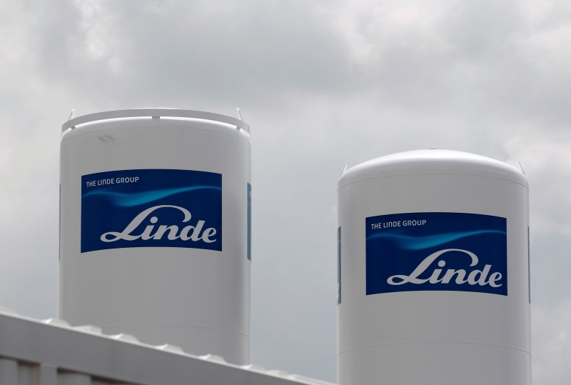 © Reuters. PAS DE FUSION POUR LINDE ET PRAXAIR