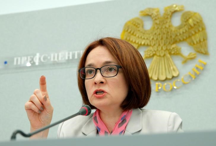 © Reuters. Эльвира Набиуллина выступает на пресс-конференции в Москве