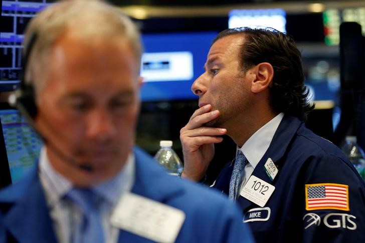 © Reuters. Traders work on the floor of the NYSE in New York City