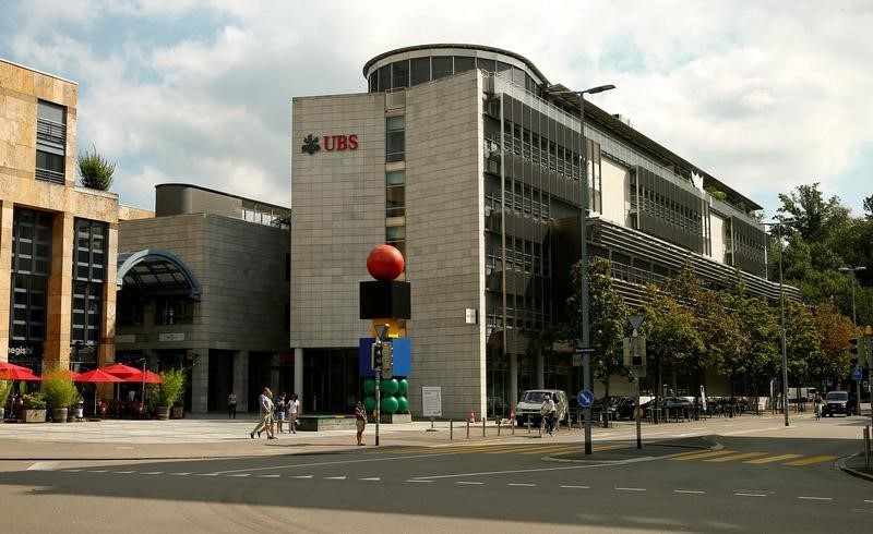 © Reuters. The logo of Swiss UBS bank is seen at branch office in Zug