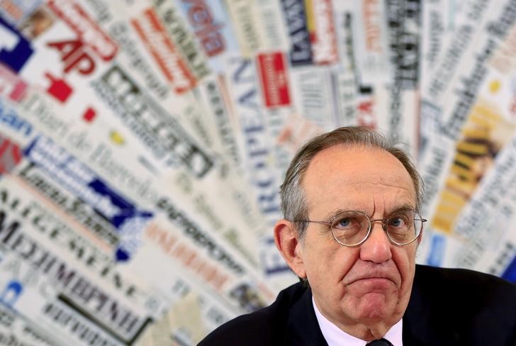 © Reuters. Il ministro dell'Economia Pier Carlo Padoan in una immagine di archivio