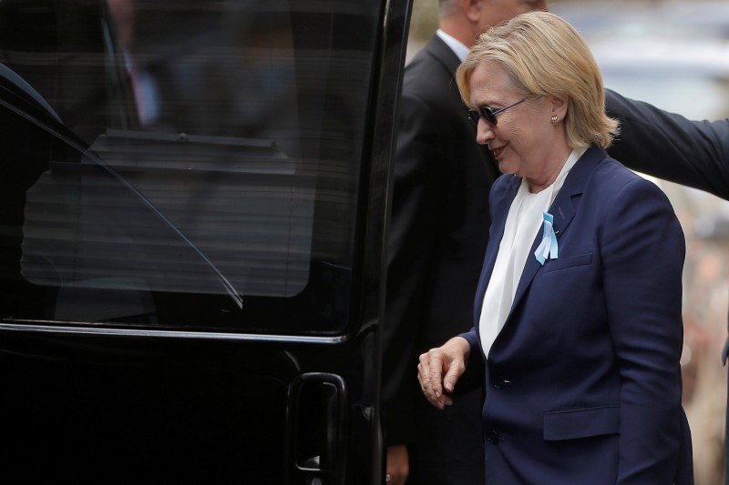 © Reuters. U.S. Democratic presidential candidate Hillary Clinton climbs into her van outside her daughter Chelsea's home in New York