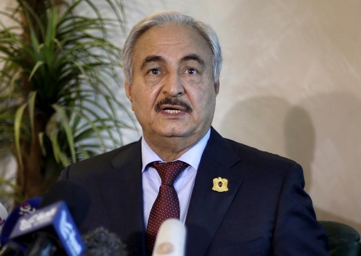 © Reuters. Libyan General Khalifa Haftar, chief of army loyal to internationally recognized government, speaks during news conference in Amman, Jordan