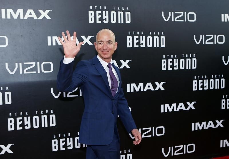 © Reuters. Presidente-executivo da Amazon.com, Jeff Bezos, chega para a première de "Star Trek: Sem Fronteiras", na Comic Con em San Diego, nos Estados Unidos