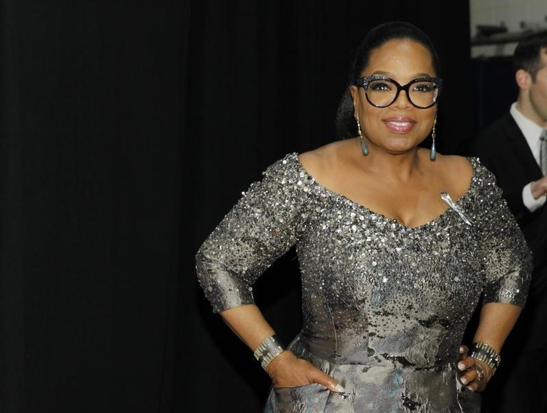 © Reuters. Entertainer Oprah Winfrey poses backstage during the American Theatre Wing's 70th annual Tony Awards in New York