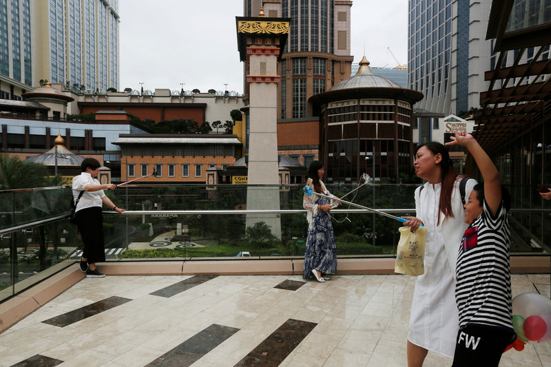 © Reuters. Visitors take selfies at Venetian Macao, built by Las Vegas Sands, in Macau