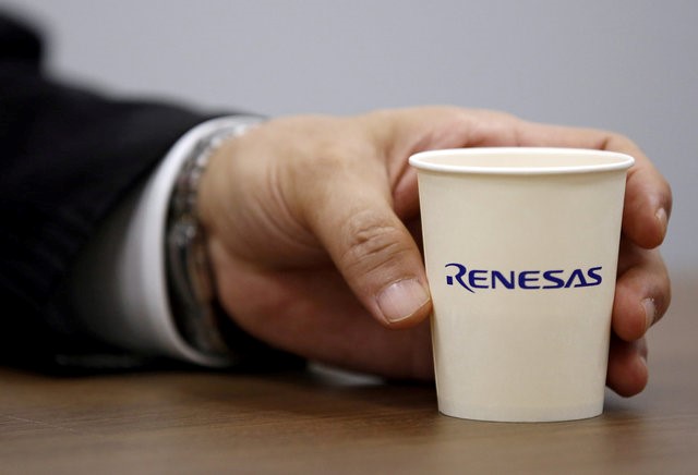 © Reuters. Renesas Electronics Corp's Chief Executive Takao Endo holds a paper cup with the company's logo in Tokyo