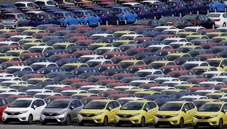 © Reuters. Newly manufactured cars of the automobile maker Honda await export at port in Yokohama