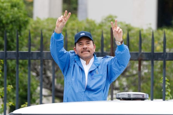 © Reuters. Nicaragua's President Daniel Ortega gestures during the celebrations to mark the 37th anniversary of the Sandinista Revolution in Managua