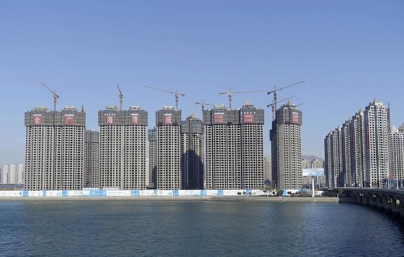 © Reuters. Construction site for residential apartments is seen in Dalian, Liaoning province, China