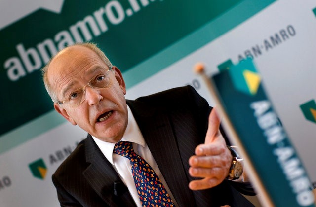 © Reuters. FILE PHOTO - ABN AMRO CEO Gerrit Zalm speaks during a news conference to present the company's 2010 annual results in Amsterdam