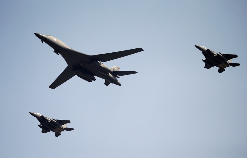 © Reuters. A U.S. Air Force B-1B bomber flies over Osan Air Base in Pyeongtaek
