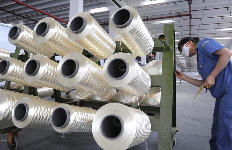 © Reuters. An employee works at a production line of a textile factory in Lianyungang