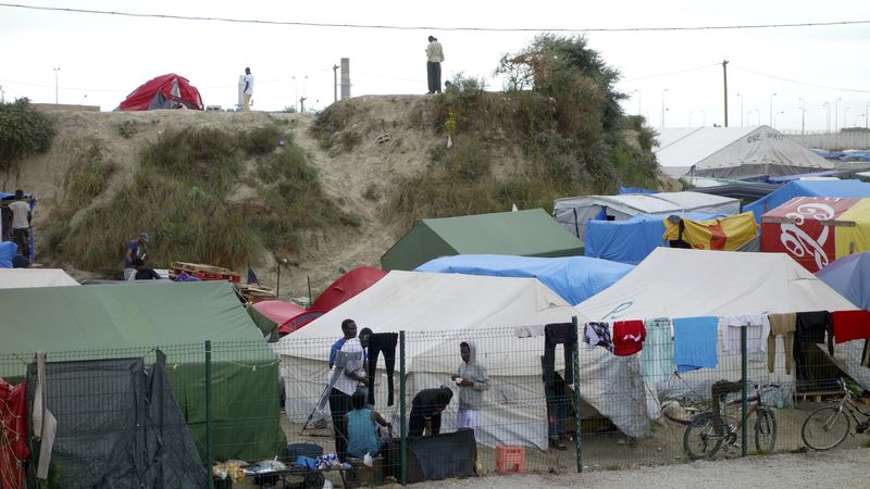 © Reuters. DÉSENGORGER CALAIS PAR DES MINI-CENTRES D'ACCUEIL EN RÉGION