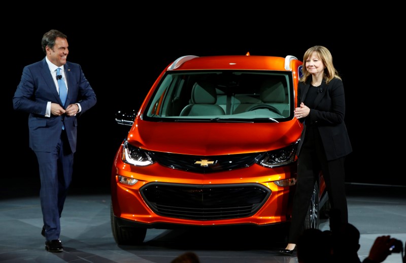 © Reuters. GM's Barra and Reuss introduce the 2016 Chevrolet Bolt EV electric vehicle at the North American International Auto Show in Detroit