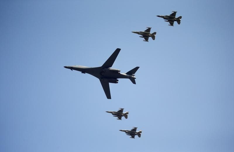 © Reuters. Bombardeiro B-1B dos EUA sobrevoa base aérea de Osan, em Pyeongtaek, na Coreia do Sul