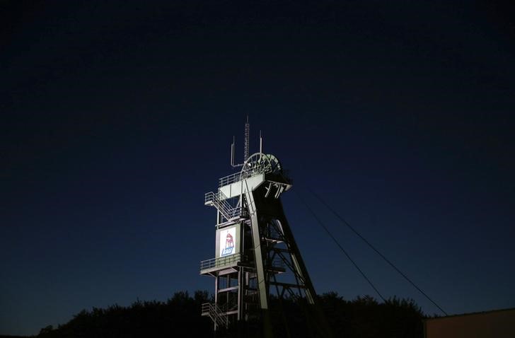 © Reuters. A headframe of salt producer K+S Group is pictured at a K+S potash mine near Unterbreizbach