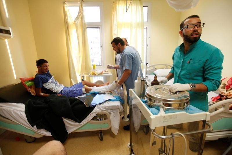 © Reuters. Wounded fighter from Libyan forces allied with the U.N.-backed government, who was injured during a battle with Islamic State militants in Sirte, lies on a bed as he receives treatment in a hospital in Misurata