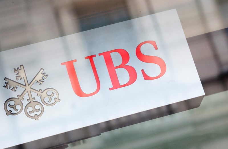 © Reuters. Logo of Swiss bank UBS is seen on a building in Zurich