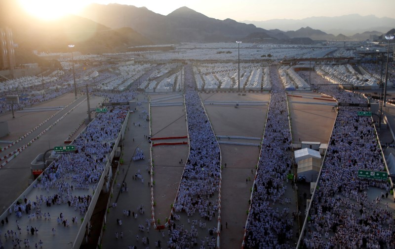 © Reuters. Muslim pilgrims walk on roads as they head to cast stones at pillars symbolizing Satan during the annual haj pilgrimage in Mina on the first day of Eid al-Adha, near the holy city of Mecca