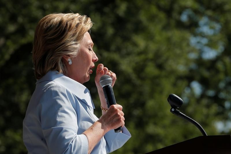 © Reuters. U.S. Democratic presidential candidate Hillary Clinton coughs onstage during a campaign stop at the 11th Congressional District Labor Day Parade and Festival in Cleveland