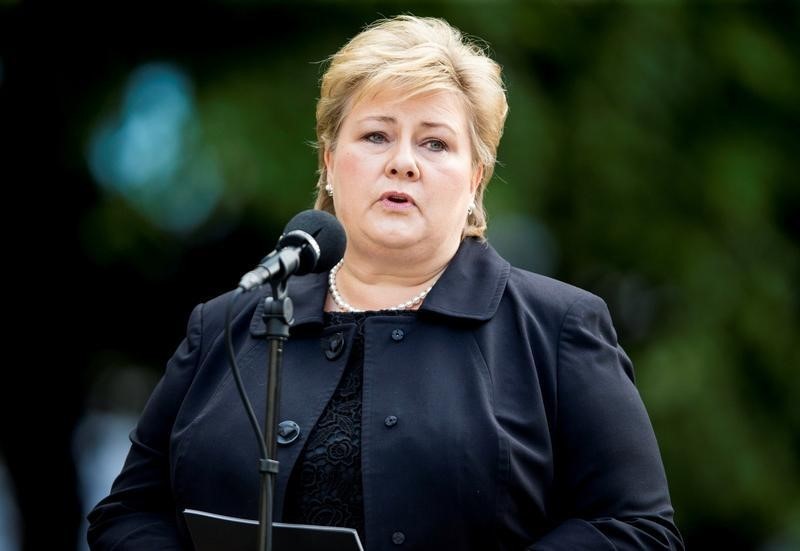 © Reuters. Norway's Prime Minister Erna Solberg speaks during a wreath laying ceremony outside a government building on the fifth anniversary of the attacks by mass killer Anders Behring Breivik in Oslo